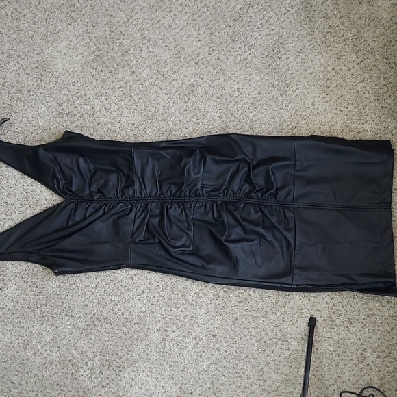 😍ZIPS UP IN BACK😍 looks like leather with slits on both sides - Picture 1 of 2